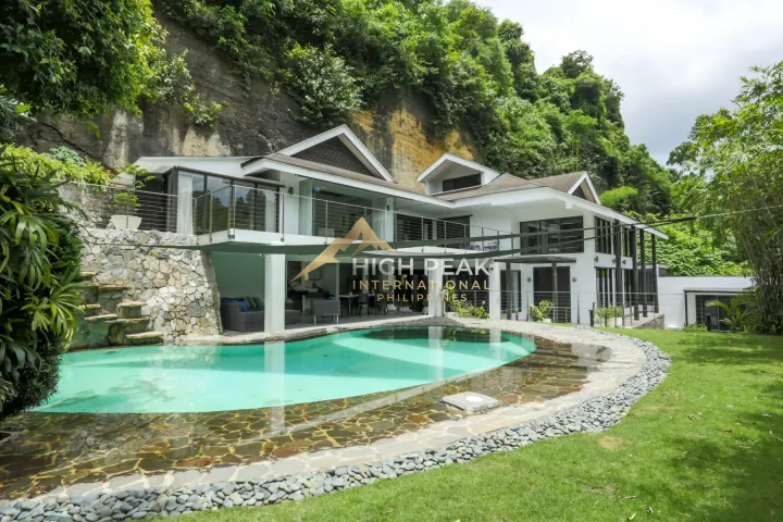 5 bedroom house & lot in Cebu City property exterior