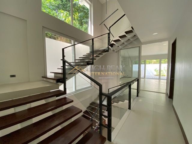 6 bedroom house & lot in Cebu City property exterior